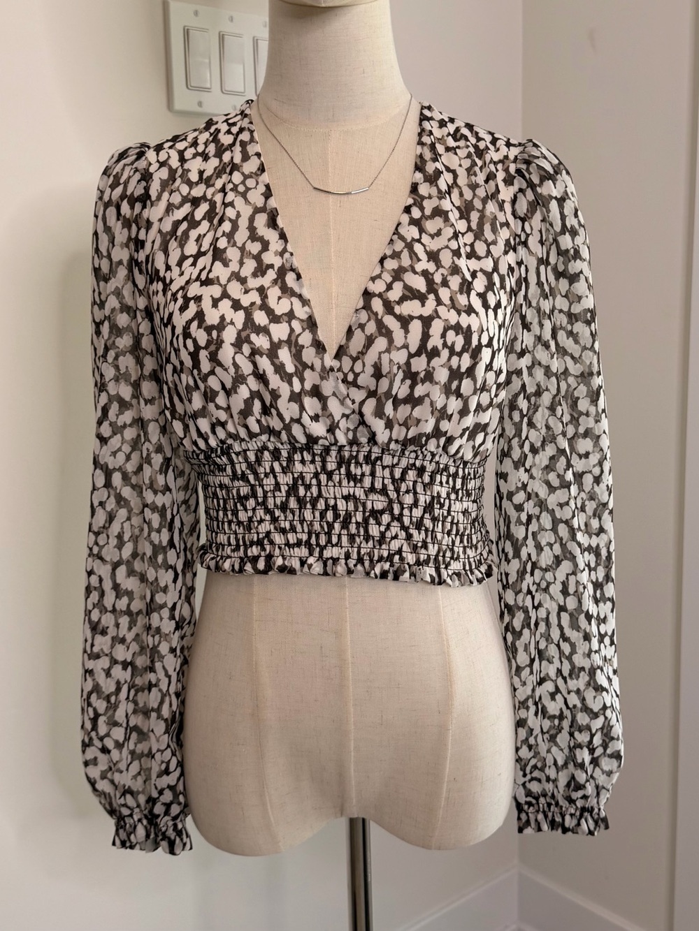 Wilfred Black and White Printed V-Neck Smocked Waist Blouse